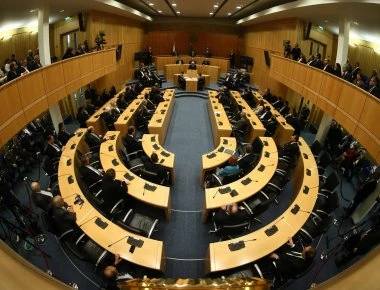 Ένταση στην κυπριακή Βουλή: Ομάδα πολιτών κρέμασαν πανό την ώρα της συζήτησης για τον προϋπολογισμό (βίντεο-φωτο)